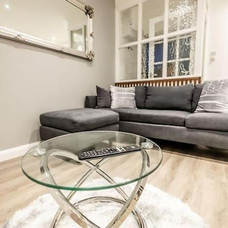 Executive Apartments Free On-Site Parking, 2 En-Suites, Sleeps 4, 史云顿 外观 照片