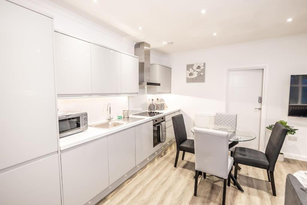 Executive Apartments Free On-Site Parking, 2 En-Suites, Sleeps 4, 史云顿 外观 照片