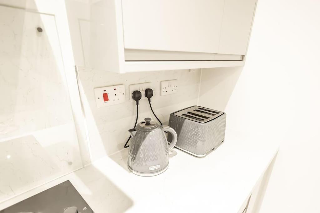 Executive Apartments Free On-Site Parking, 2 En-Suites, Sleeps 4, 史云顿 外观 照片