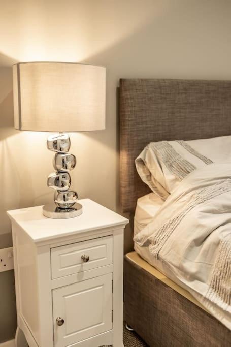 Executive Apartments Free On-Site Parking, 2 En-Suites, Sleeps 4, 史云顿 外观 照片