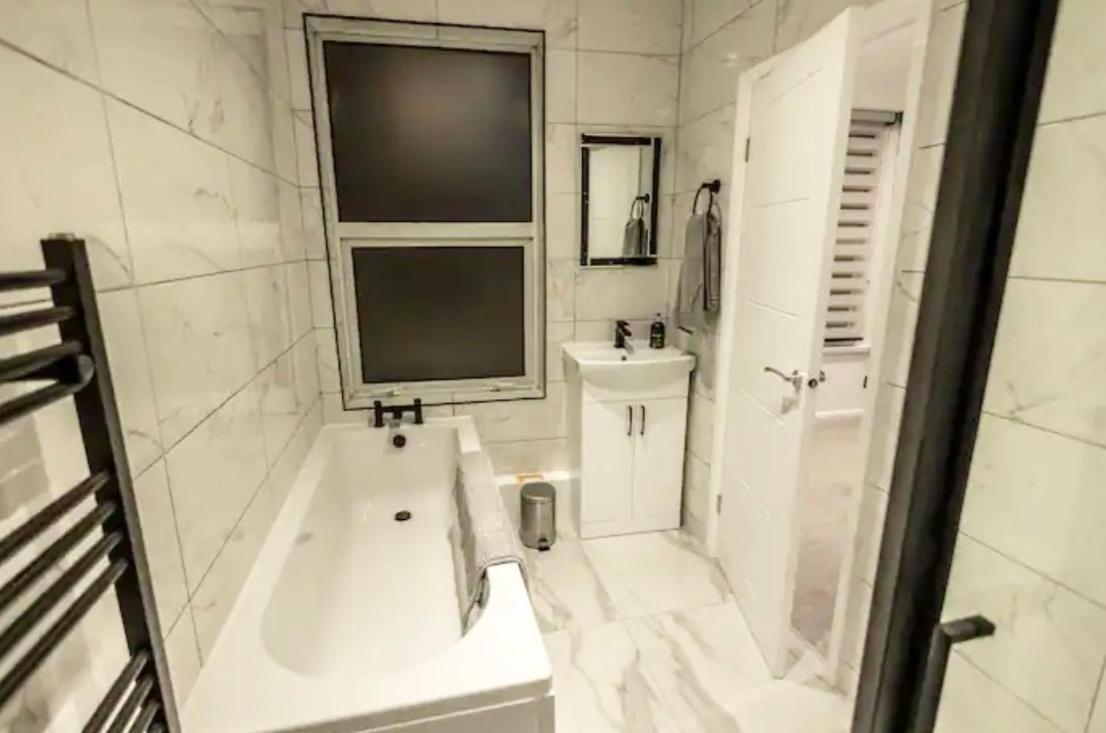 Executive Apartments Free On-Site Parking, 2 En-Suites, Sleeps 4, 史云顿 外观 照片