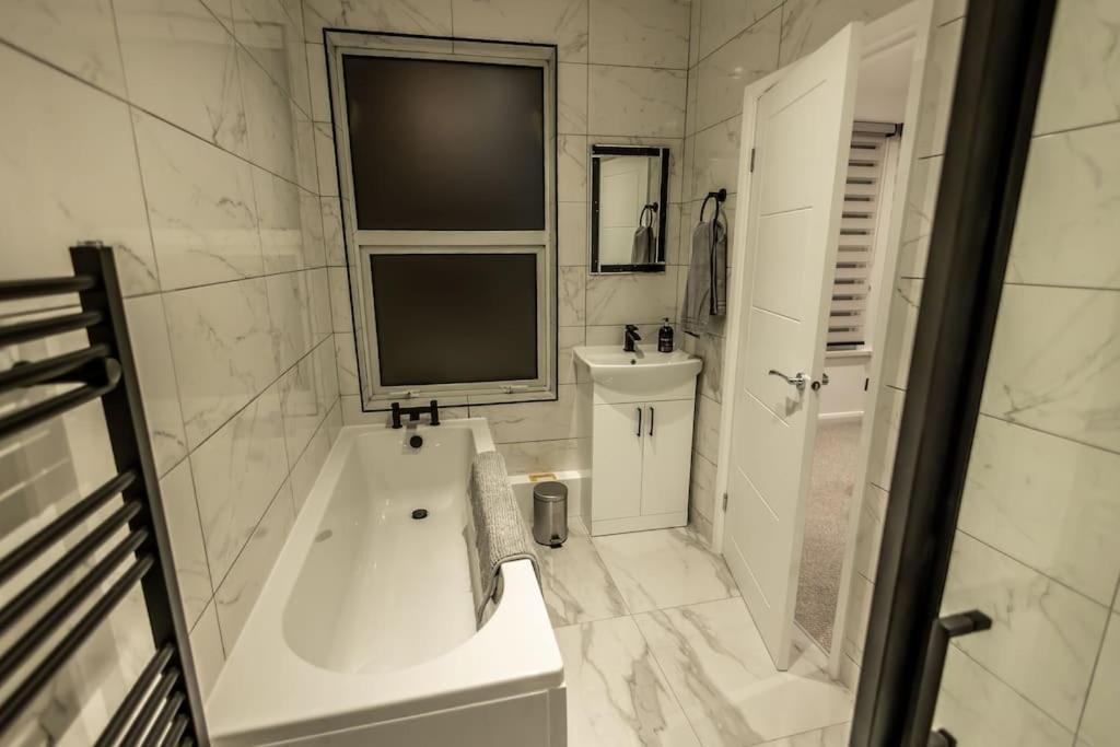 Executive Apartments Free On-Site Parking, 2 En-Suites, Sleeps 4, 史云顿 外观 照片