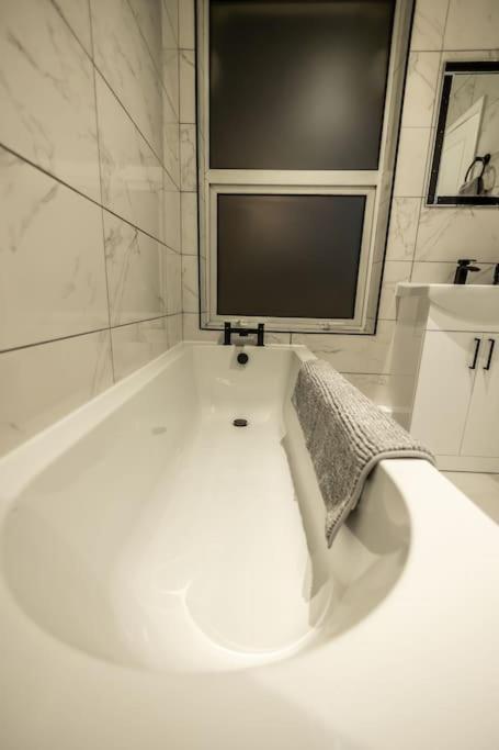 Executive Apartments Free On-Site Parking, 2 En-Suites, Sleeps 4, 史云顿 外观 照片