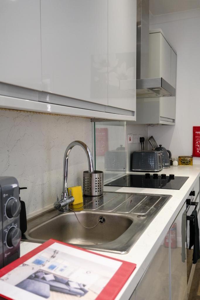 Executive Apartments Free On-Site Parking, 2 En-Suites, Sleeps 4, 史云顿 外观 照片