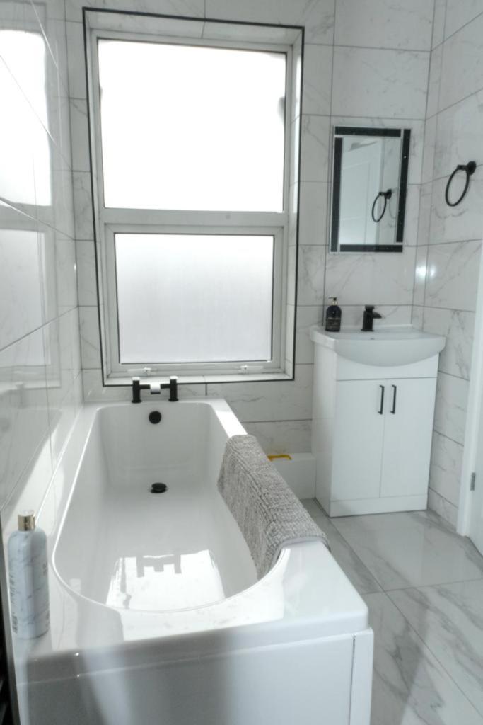 Executive Apartments Free On-Site Parking, 2 En-Suites, Sleeps 4, 史云顿 外观 照片