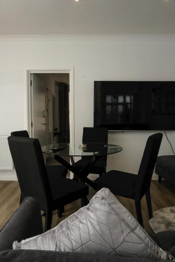 Executive Apartments Free On-Site Parking, 2 En-Suites, Sleeps 4, 史云顿 外观 照片